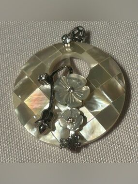 Mother of Pearl Floral Circle Pendant Necklace - White